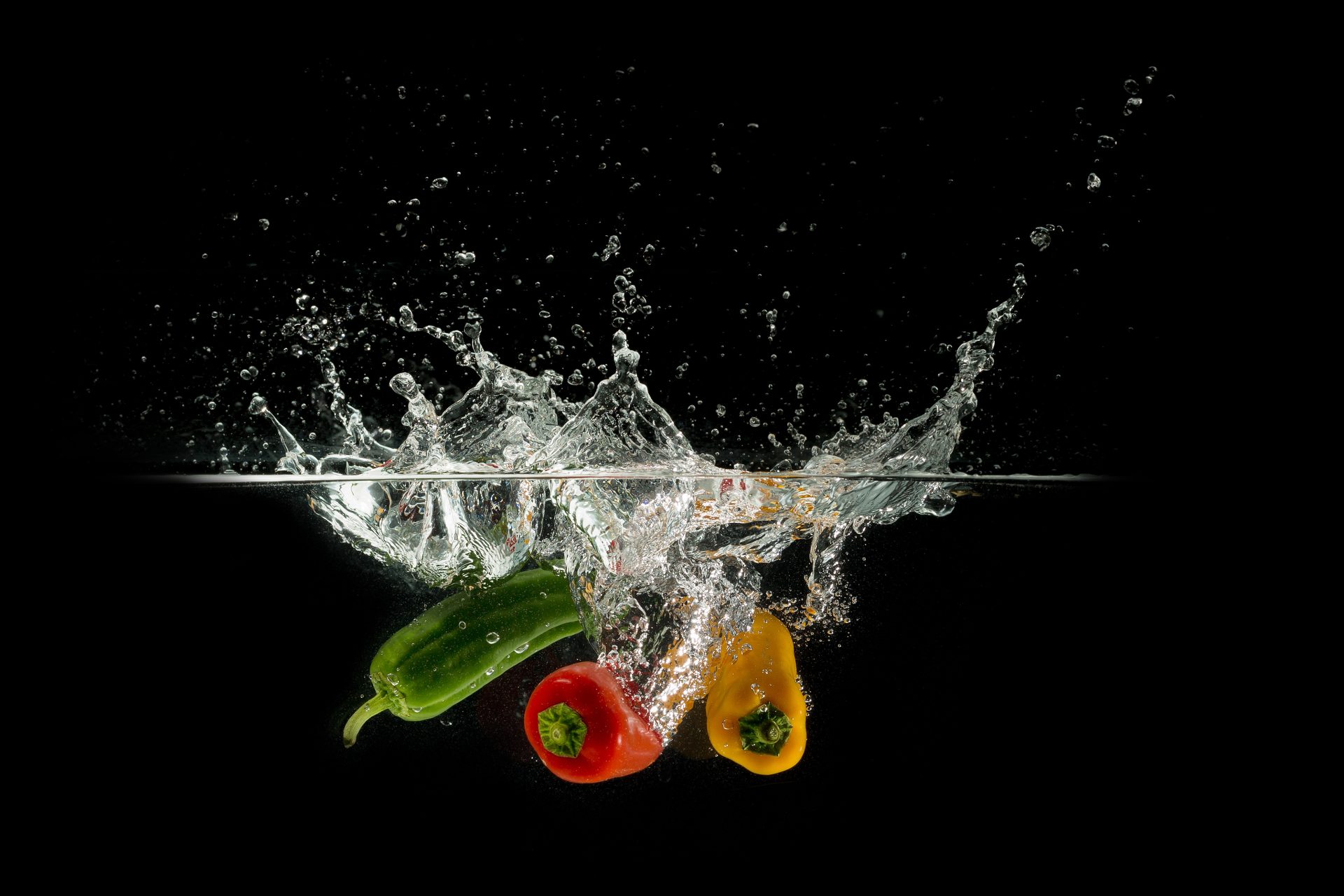 Paprika spritzt ins Wasser